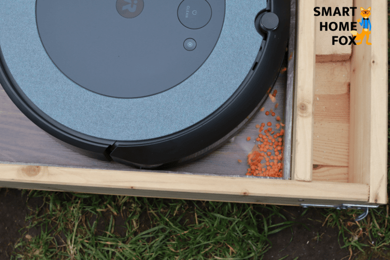 iRobot Roomba i3 saugt Schmutz in einer Ecke